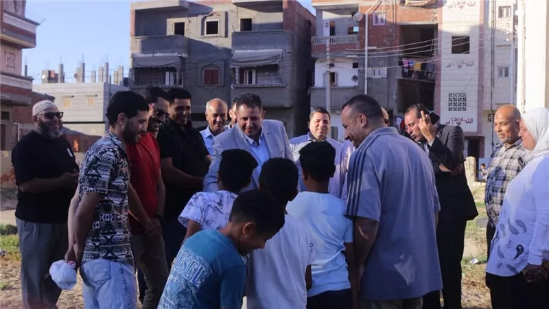 محافظ دمياط خلال جولته بقرية جمصة يوجه بإنشاء سور للنادي 