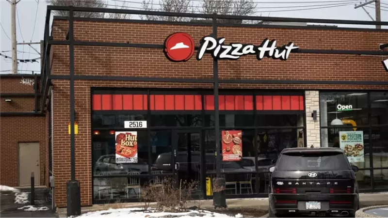 مقابل 2.7 مليار دولار.. شركة Yum Brands تتخلى عن سلسة بيتزا هت 
