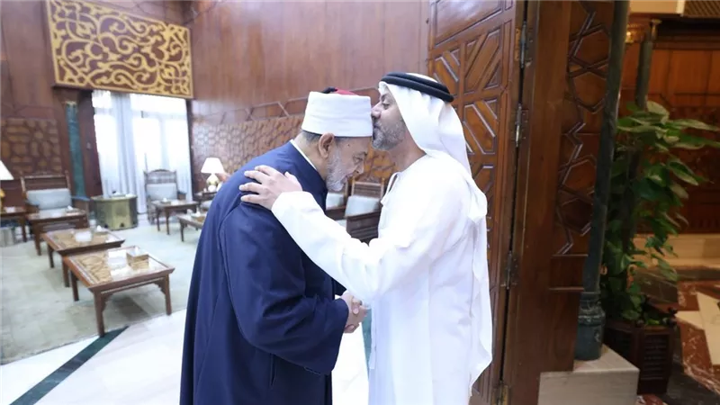  سفير الإمارات لدى مصر يُقبّل رأس شيخ الأزهر: رسالته تتجاوز الحدود