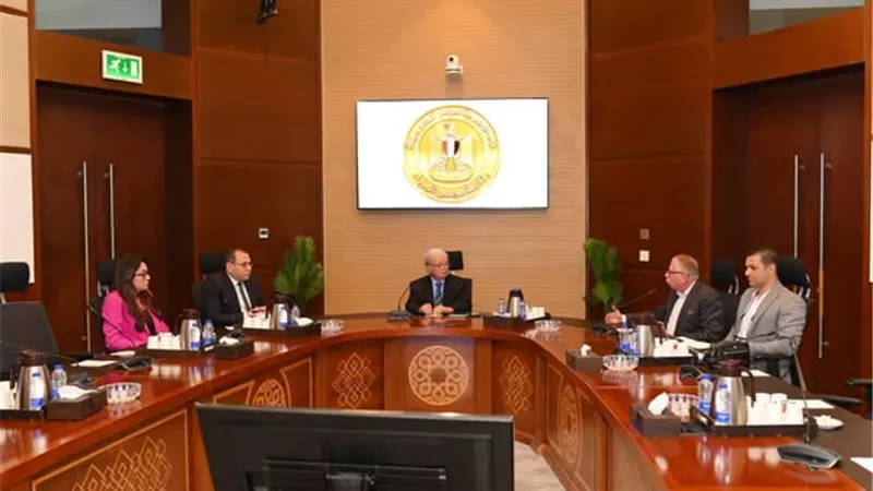 حسين عيسى يتابع مستجدات تنفيذ المشروع القومي لتطوير الغزل والنسيج