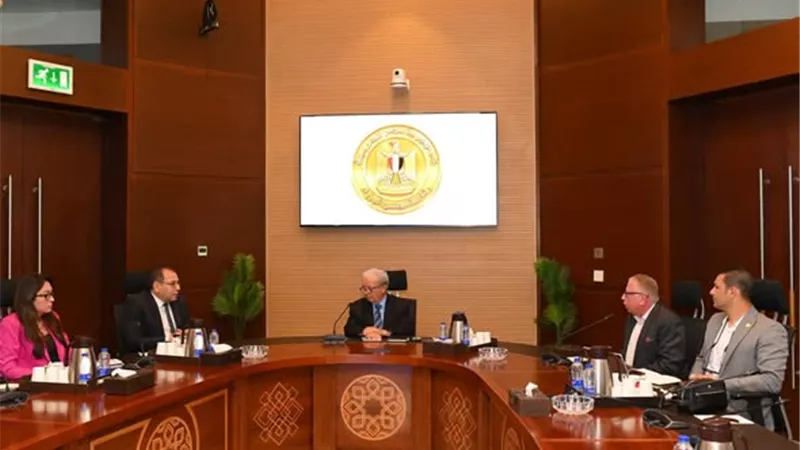 نائب رئيس الوزراء يؤكد أهمية مشاركة القطاع الخاص في الغزل والنسيج