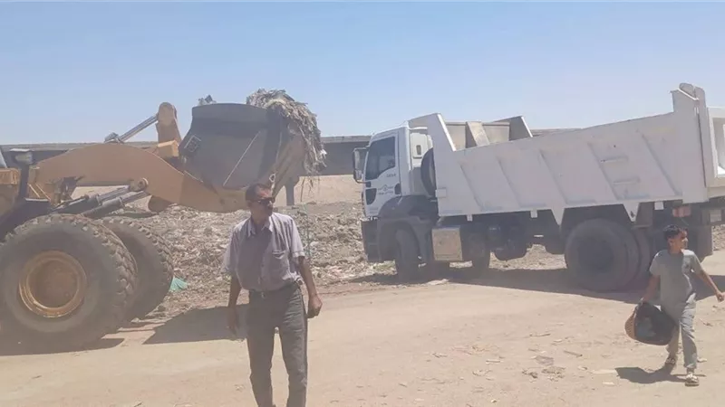 حي عتاقة بالسويس يواصل رفع التراكمات وتمشيط شوارع عرب المعمل