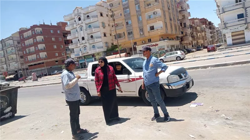 رئيسة حي فيصل بالسويس تتابع ميدانيا أعمال النظافة ورفع المخلفات