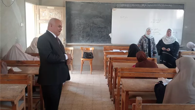 قيادات المنطقة الأزهرية بسوهاج تتفقد لجان التاريخ لطلاب القسم الأدبي 