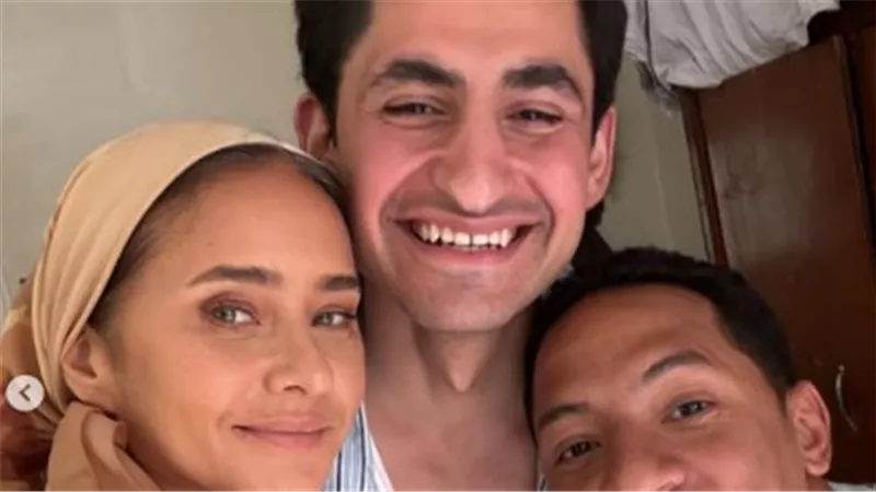 أمير المصري يروج لفيلم القصص بصور جديدة من الكواليس