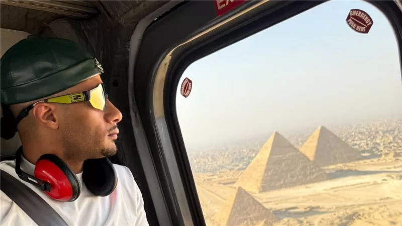 محمد رمضان في رحلة للأهرامات بالتاكسي الجوي                             