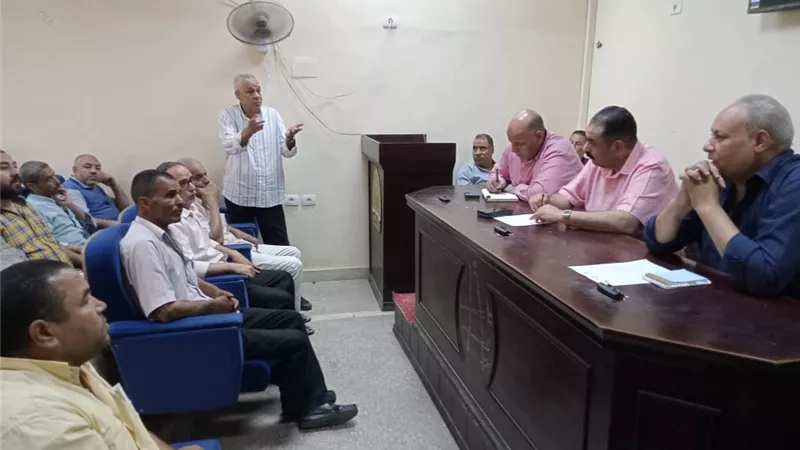 استعدادًا لماراثون الثانوية العامة.. اجتماع مع أعضاء مركز توزيع الأسئلة بسوهاج