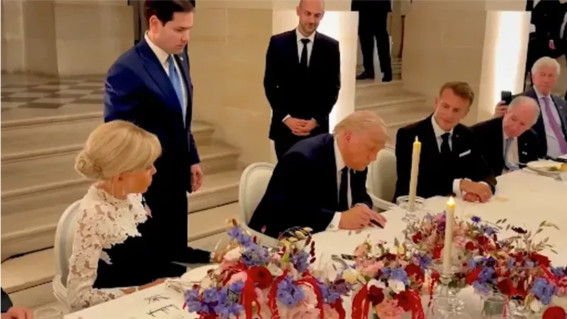 ترامب وبزشكيان يوقعان رسميا على مذكرة التفاهم لإنهاء الحرب الأمريكية الإيرانية