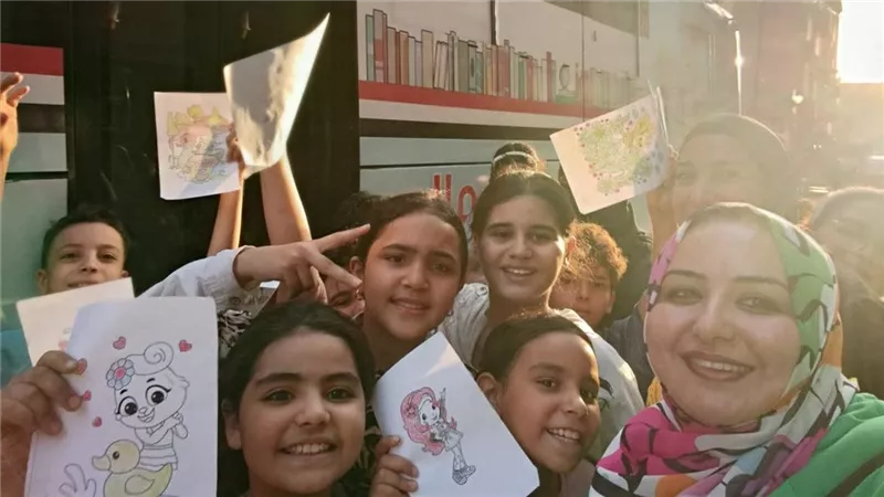 حكايات وورش ومسابقات.. المكتبة المتنقلة تصنع يوما لا يُنسى بالقلج بالقليوبية 