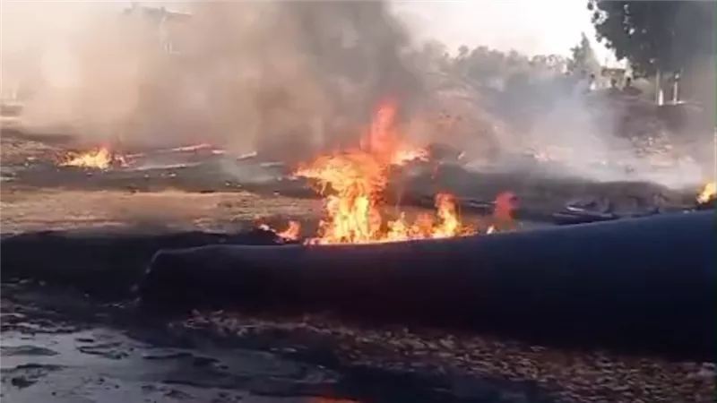 الدخان غطى سماء إسنا.. حريق هائل يلتهم مواسير الصرف الصحي بالحليلة 