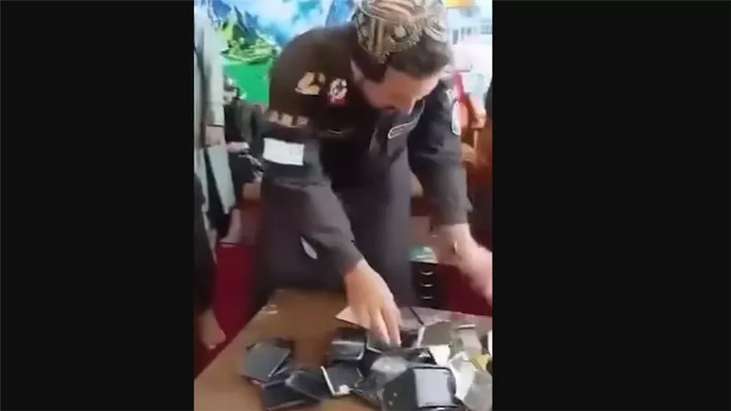 دولة تمنع موظفيها من استخدام التليفون المحمول.. اعرف السبب