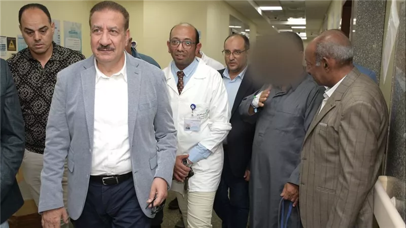  محافظ بورسعيد يتفقد مستشفى الزهور ويتابع سير العمل ومستوى الخدمات الطبية