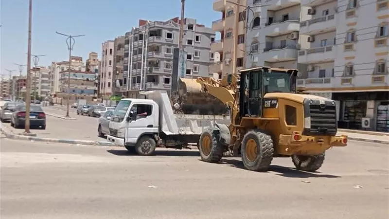 حملات مكثفة لرفع الإشغالات وإعادة الانضباط بشوارع فيصل في السويس