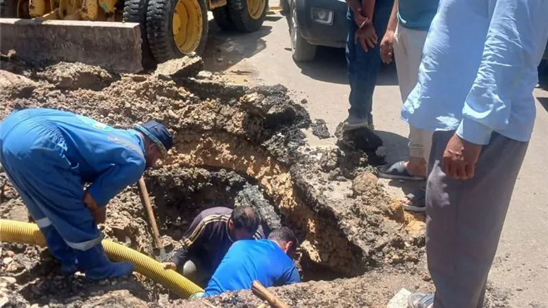 الانتهاء من إصلاح كسر بخط مياه الشرب بشارع المحكمة بمدينة كوم حمادة