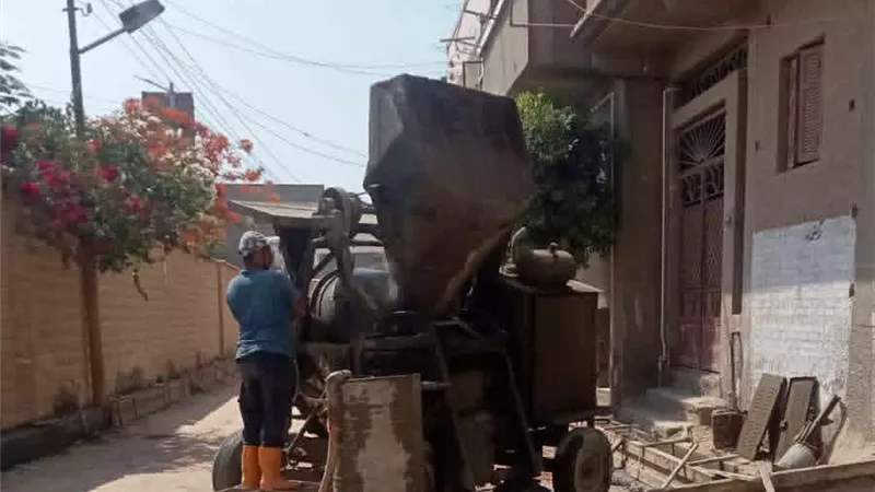 رئيس مدينة دمنهور يتابع أعمال صب الميدة الخرسانية بشوارع قرية غربال 