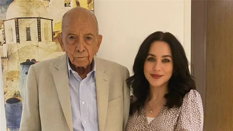  شهادة وشرف.. سلاف فواخرجي تعبر عن فخرها بمرافقة الدكتور محمد غنيم في تكريمه