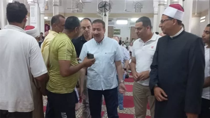 محافظ بورسعيد يؤدي صلاه الجمعة بمسجد السلام ويلتقي بعدد من المواطنين