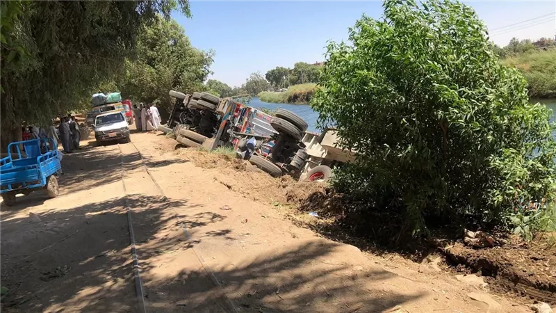 نزلت بحمولتها في الترعة.. انقلاب تريلا محملة بالطوب الأبيض أمام كوبري السريب بالأقصر