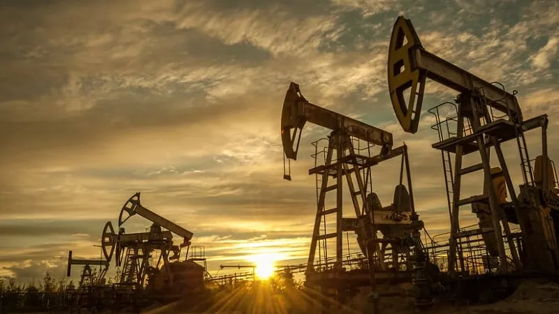 تراجع أسعار النفط عالمياً عقب إعلان إعفاءات الصادرات النفطية الإيرانية