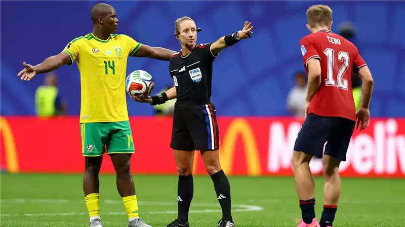 فيفا يعلن عن 6 نساء سيشاركن بالتحكيم في كأس العالم 2026 للرجال