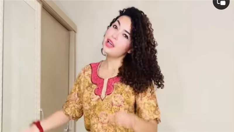 غدير أحمد تتضامن مع أمنية سويدان وتسرد مزاعم جديدة عن الولادة في مصر