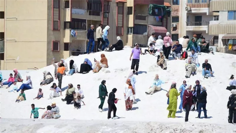 جبال الملح ببورفؤاد تجذب آلاف الزوار من مختلف المحافظات في عطلة نهاية الاسبوع