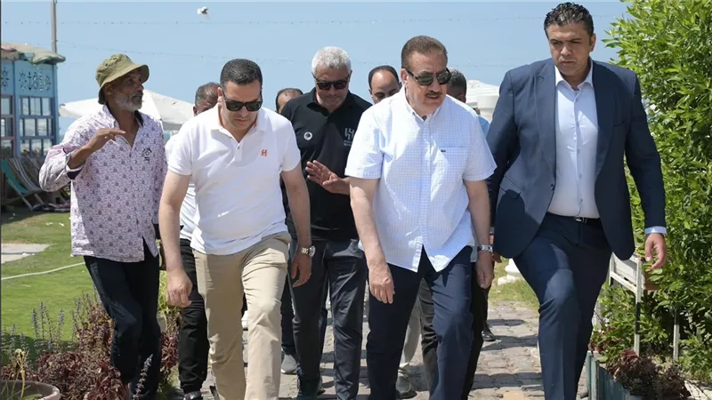 استعداداً لبدء تطويره.. محافظ بورسعيد يتفقد الكورنيش من اتجاه حي الزهور 