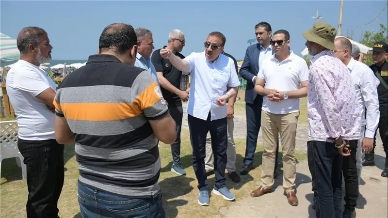 محافظ بورسعيد يوجّه كافتيريات الشاطئ بتوفير صناديق القمامة والالتزام بمساحتها