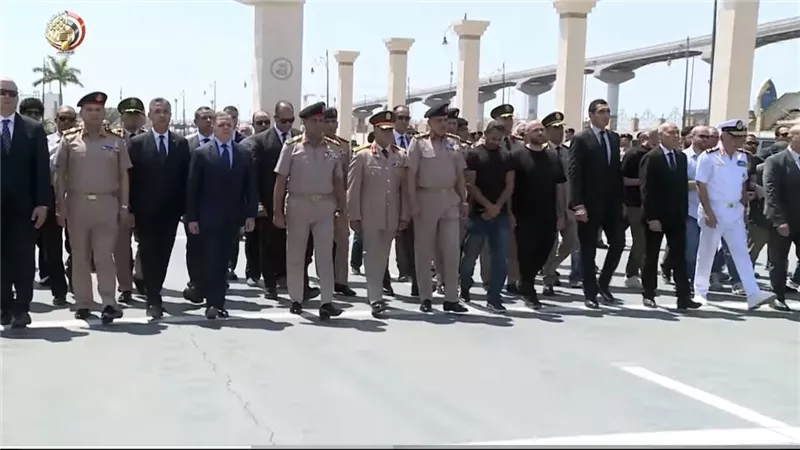 الفريق أشرف سالم زاهر يتقدم الجنازة العسكرية للواء يوسف عفيفي أحد أبطال ٧٣