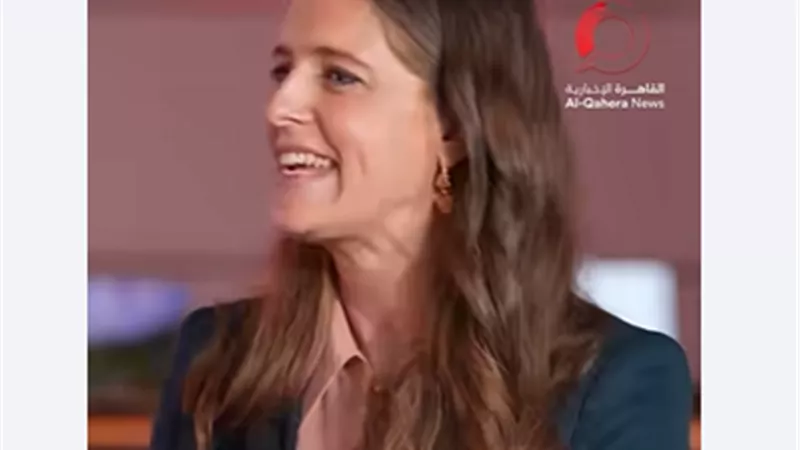 فيديو| مسؤولة بريطانية تفاجئ الجمهور على الهواء بترديد:«يا مصر بتعمليها إزاي؟»