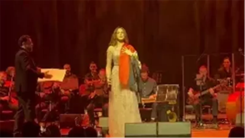 رافعة علم مصر .. آمال ماهر تُحيي حفلها في هولندا |فيديو