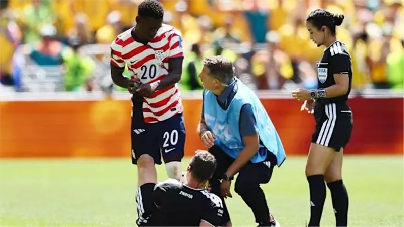 إجهاد مفاجئ للحكم فيليكس تسفاير خلال مواجهة أمريكا وأستراليا بالمونديال