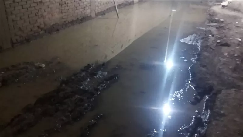 أهالي قرية برشوم الصغرى بطوخ يستغيثون بعد غرق شارع النادي بالمياه والطين