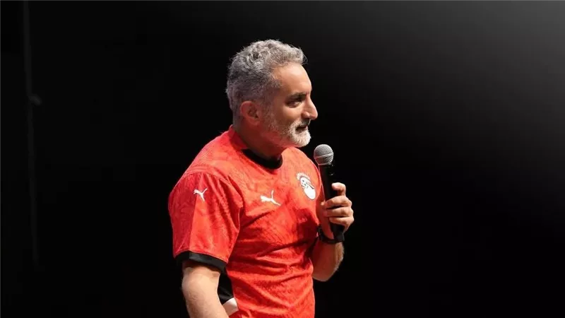 «تحيا مصر».. باسم يوسف يعلق على ظهوره بقميص المنتخب في جولته الفنية 