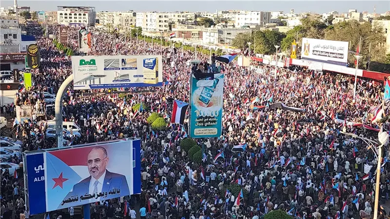 توتر أمني في عدن.. إطلاق نار وإصابات عقب اقتحام ساحة العروض