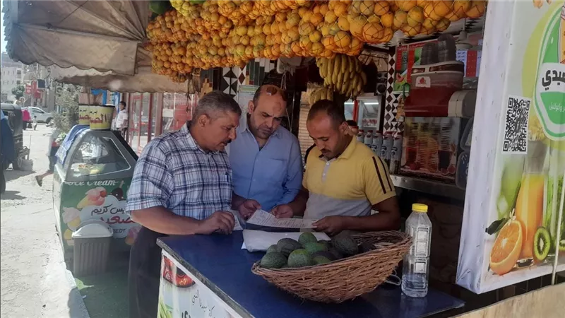 للتأكد من عدم استخدام المواد المحظورة. محافظ الشرقية يشن حملات بمحال العصائر