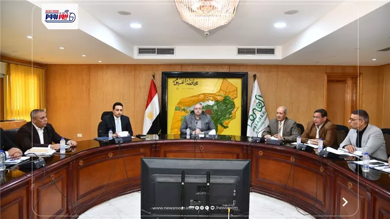 محافظ الفيوم يؤكد على سرعة إنهاء الطلبات المتأخرة وتحصيل الرسوم المقررة