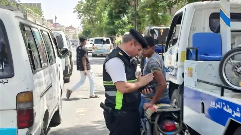 محافظ أسوان يتابع نتائج الحملات المرورية لضبط الشارع وتحقيق الانضباط 