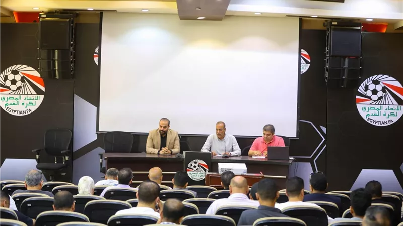الأمين العام للاتحاد يجتمع مع مندوبي المناطق لمناقشة قواعد قيد اللاعبين