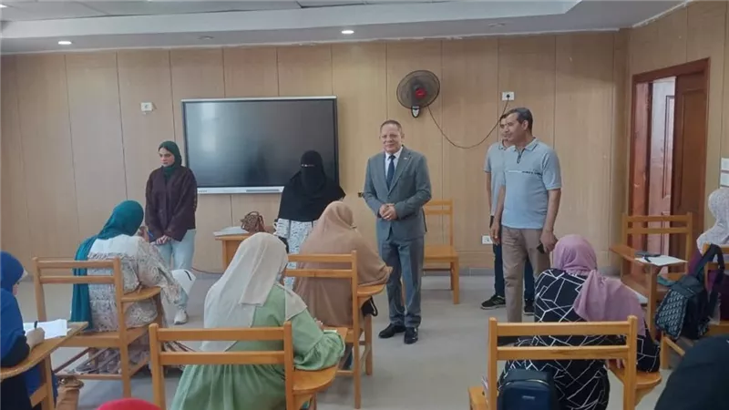 رئيس جامعة دمياط يتابع امتحانات الدراسات العليا بكلية التجارة 