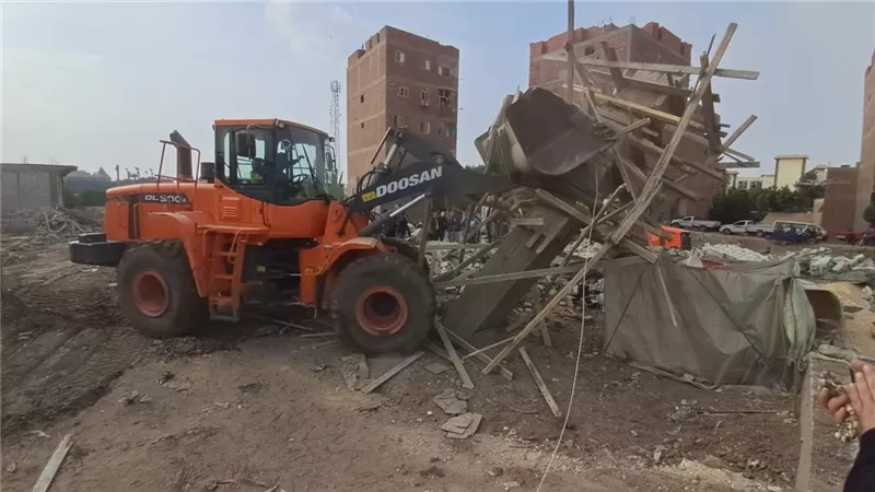 محافظ الجيزة يضبط مخالفات بناء ويُحيلها لإجراءات فورية