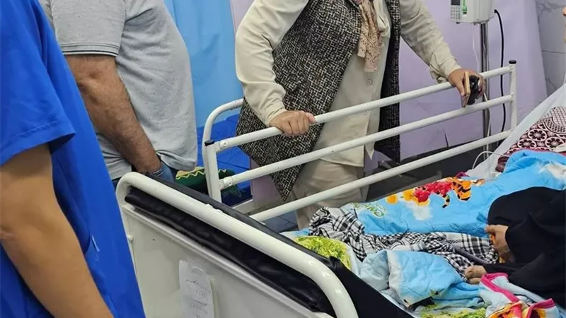 رئيسة مركز ومدينة قويسنا تزور مصابي حادث الطريق الزراعي بالمنوفية
