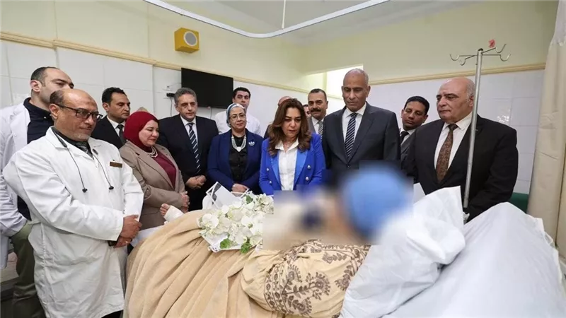 لفتة إنسانية.. قيادات تزور مهندسة مصابة أثناء تنفيذ إزالة تعديات بكفر الشيخ