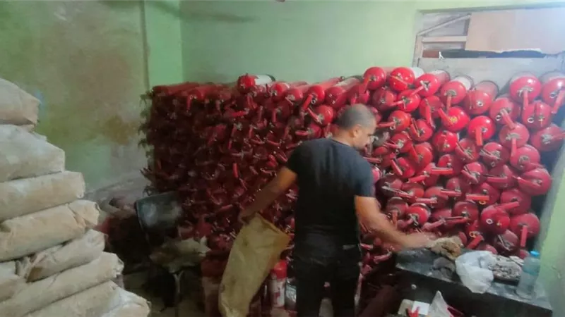 ضبط منشأة غير مرخصة لتعبئة طفايات الحريق بمواد مجهولة المصدر بإمبابة