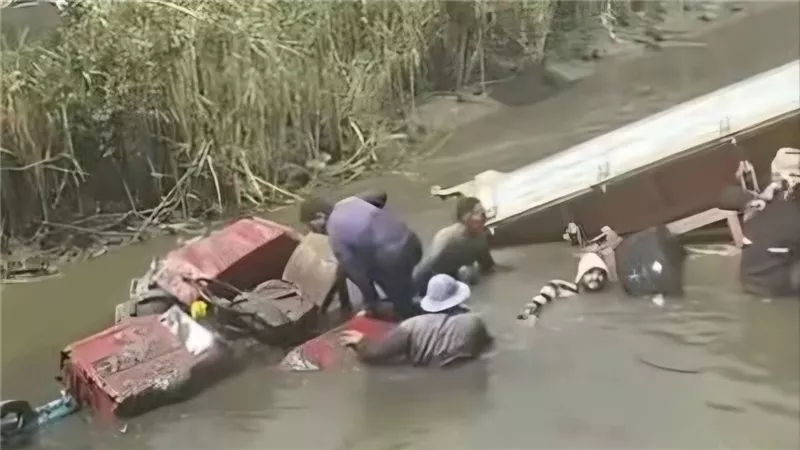 مصرع أب ونجله وإصابة آخر في انقلاب جرار زراعي بمصرف ري بمنفلوط في أسيوط