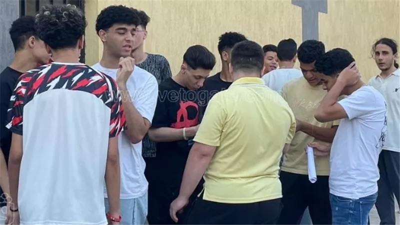 توافد طلاب الثانوية العامة على اللجان بالإسكندرية لأداء أولى الامتحانات