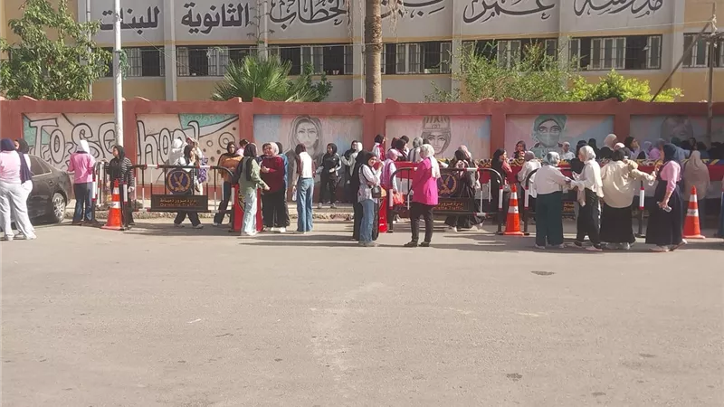 أولياء الأمور يشيدون بانتشار سيارات الإسعاف أمام لجان الثانوية العامة بدمياط 