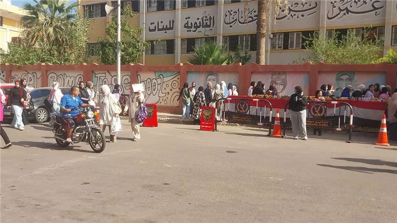 أولياء الأمور يساندون أبناءهم بالدعوات في امتحانات الثانوية العامة بدمياط 