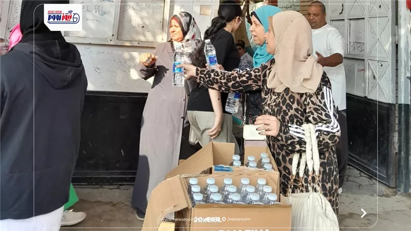 تعليم الفيوم يوزع الورود والمياه والشيكولاتة على طلاب الثانوية العامة 