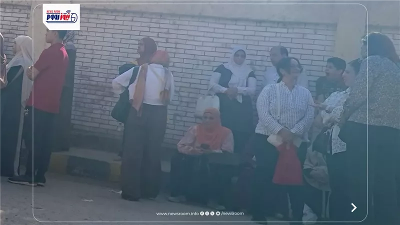 «يارب دول غلابة».. حرارة الشمس لا تمنع أولياء الأمور من انتظار أبنائهم بالمنيا 